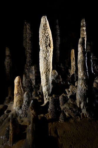 Cueva Coventosa (Cantabrie, Espagne) - Grande stalagmite blanche dans la Sala de los Fantasmas(SP-26-1124)